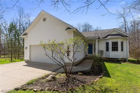 13360 Green Dr, Chesterland, OH 44026