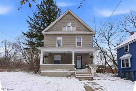 975 Raymond St, Akron, OH 44307