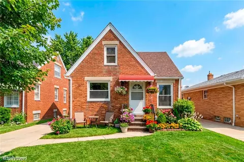 3202 Parklane Dr, Parma, OH 44134