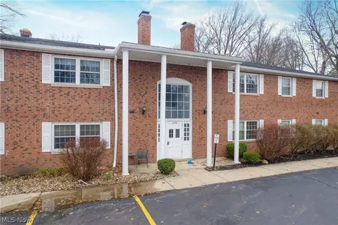 2736 Pease Dr #215N, Rocky River, OH 44116