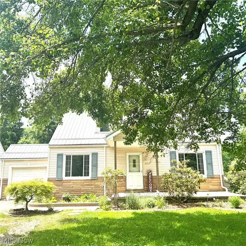 3267 Bell Wick Rd, Hubbard, OH 44425