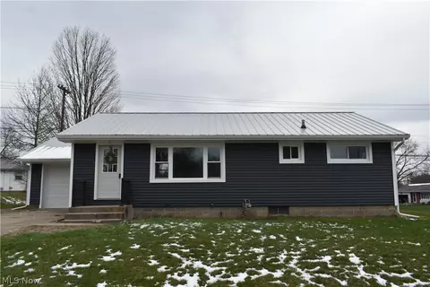 1213 Sleepy Hollow Dr, Coshocton, OH 43812