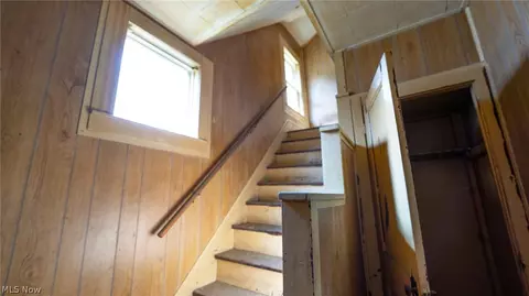 Entry Way - 318 11th St, Elyria, OH 44035 photo 1 of 9