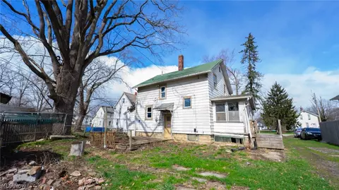Exterior - 318 11th St, Elyria, OH 44035 photo 5 of 6
