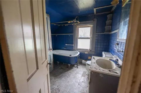 Bath - 318 11th St, Elyria, OH 44035 photo 1 of 2