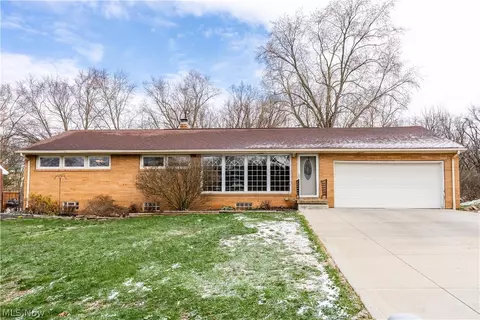 3939 Thunderbird Cir NW, North Canton, OH 44720