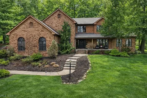 3949 N Shore Dr, Akron, OH 44333