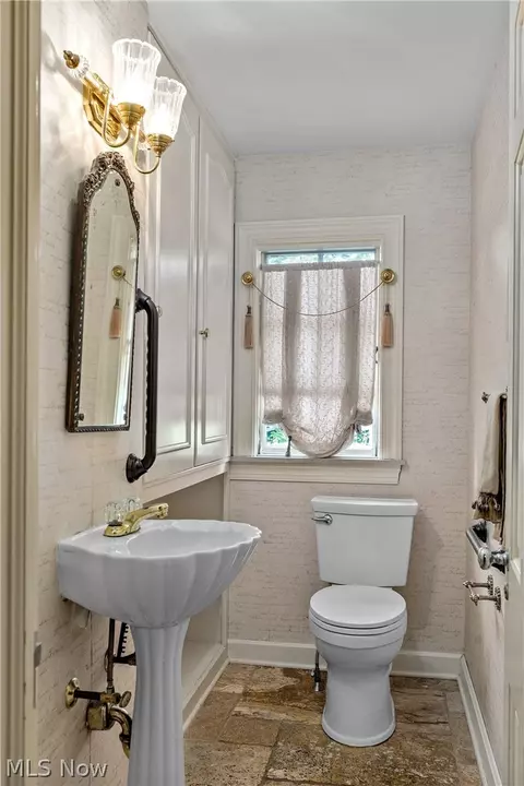 Bath - 4225 Stratford Rd, Boardman, OH 44512 photo 1 of 12