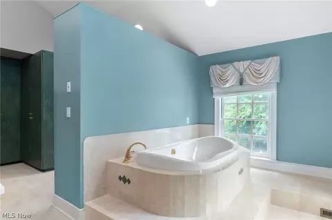 Bath - 4225 Stratford Rd, Boardman, OH 44512 photo 4 of 12