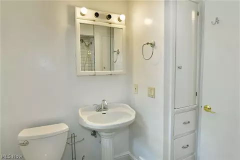 Bath - 94 Jennette Dr, Youngstown, OH 44512 photo 5 of 9