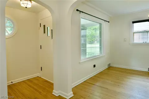 Entry Way - 94 Jennette Dr, Youngstown, OH 44512 photo 1 of 3