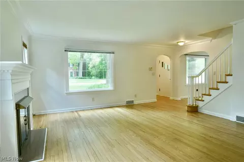 Living - 94 Jennette Dr, Youngstown, OH 44512 photo 4 of 6