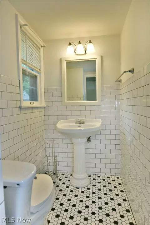 Bath - 94 Jennette Dr, Youngstown, OH 44512 photo 2 of 9