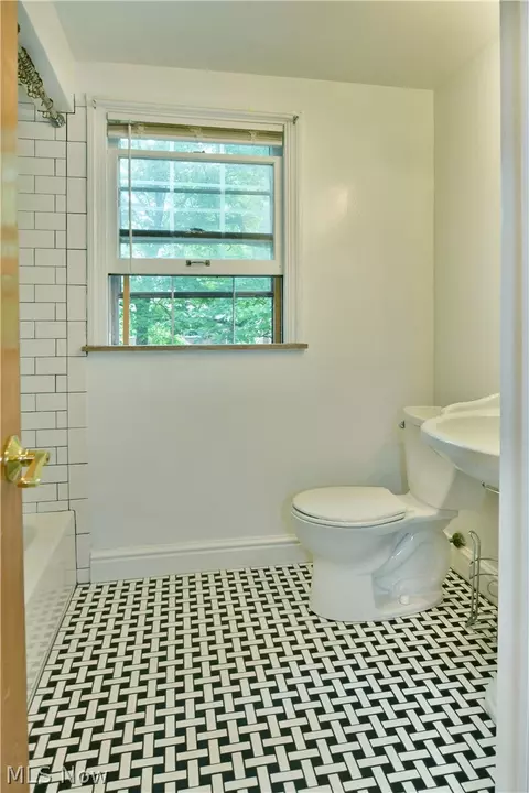 Bath - 94 Jennette Dr, Youngstown, OH 44512 photo 4 of 9