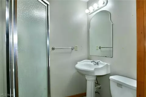 Bath - 94 Jennette Dr, Youngstown, OH 44512 photo 8 of 9