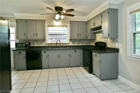 Kitchen - 94 Jennette Dr, Youngstown, OH 44512 photo 4 of 4