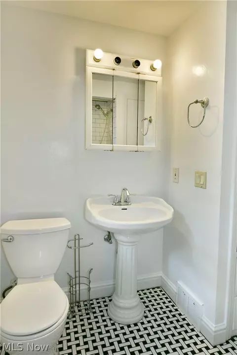 Bath - 94 Jennette Dr, Youngstown, OH 44512 photo 6 of 9
