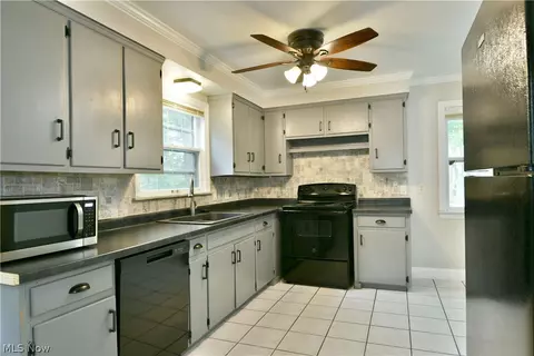 Kitchen - 94 Jennette Dr, Youngstown, OH 44512 photo 2 of 4