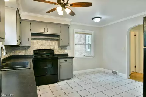 Kitchen - 94 Jennette Dr, Youngstown, OH 44512 photo 3 of 4
