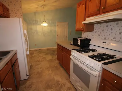 Kitchen - 148 Bentley Dr, Elyria, OH 44035 photo 4 of 4