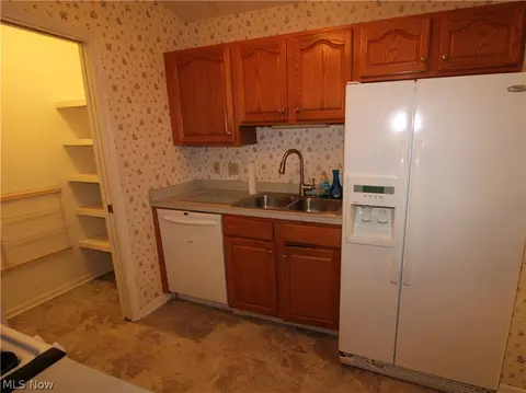 Kitchen - 148 Bentley Dr, Elyria, OH 44035 photo 2 of 4