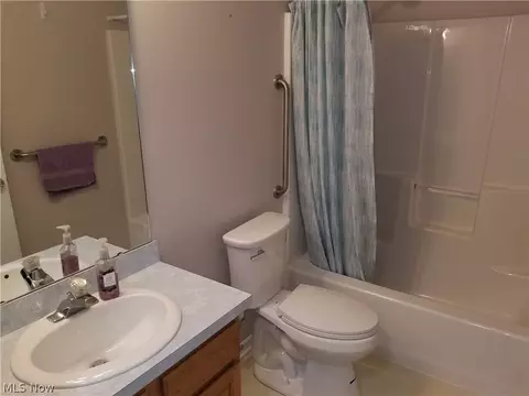 Bath - 148 Bentley Dr, Elyria, OH 44035 photo 4 of 4