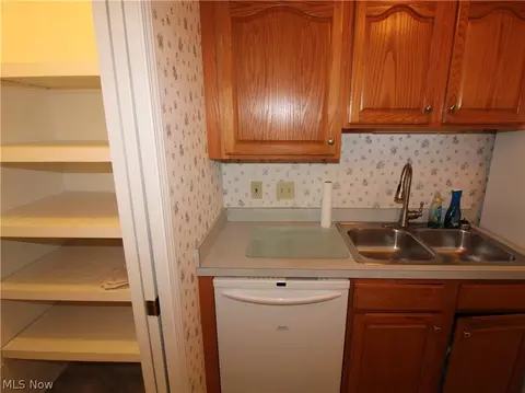 Kitchen - 148 Bentley Dr, Elyria, OH 44035 photo 3 of 4