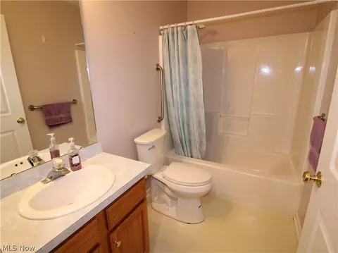 Bath - 148 Bentley Dr, Elyria, OH 44035 photo 3 of 4
