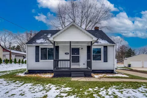 3949 Beck Ave, Louisville, OH 44641