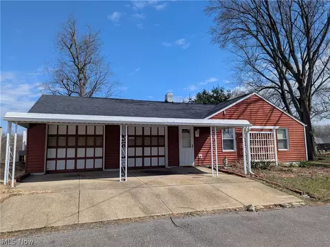 686 Portage Lakes Dr, Akron, OH 44319