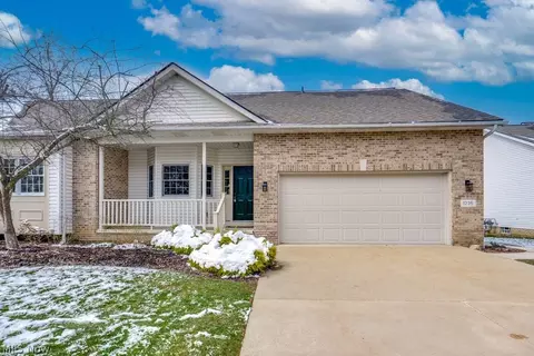 1235 Spring Ridge Cir, Alliance, OH 44601