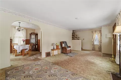 Living - 725 Union Ave, Ashtabula, OH 44004 photo 2 of 4