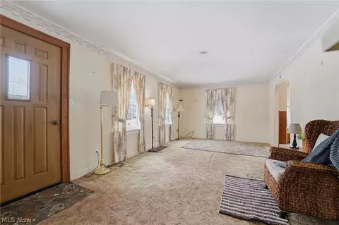 Living - 725 Union Ave, Ashtabula, OH 44004 photo 3 of 4