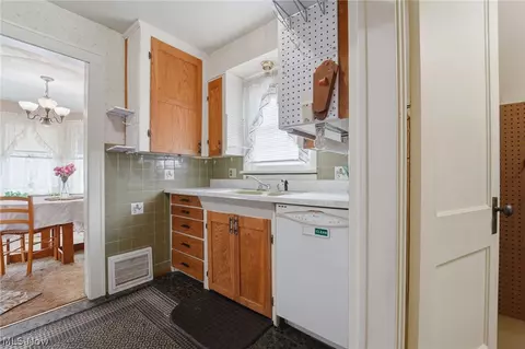 Kitchen - 725 Union Ave, Ashtabula, OH 44004 photo 1 of 3
