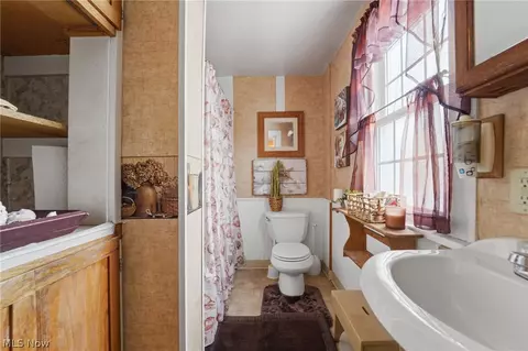 Bath - 725 Union Ave, Ashtabula, OH 44004 photo 1 of 2