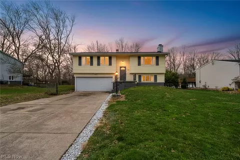 692 Zeletta Dr, Akron, OH 44319