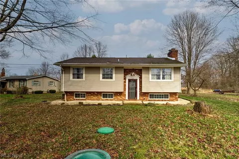 5468 Hoagland Blackstub Rd, Cortland, OH 44410