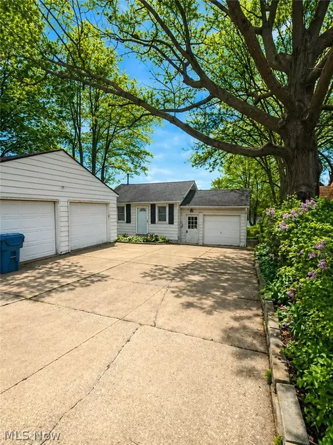 3932 S Main St, Akron, OH 44319
