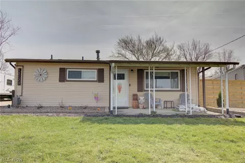 12123 National Dr, Grafton, OH 44044