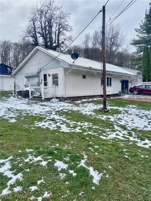 8090 Maple St SW, Sherrodsville, OH 44675