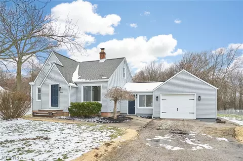 2800 Stark Dr, Willoughby Hills, OH 44094