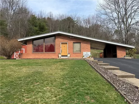 138 Lawnview Dr, New Cumberland, WV 26047