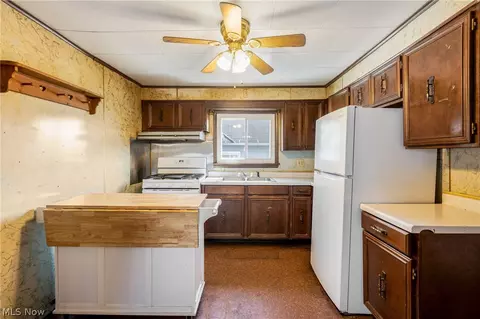 334 W 4th St, Dover, OH 44622 photo 2
