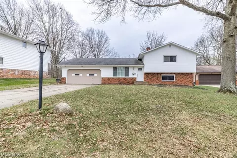8201 Royalview Dr, Parma, OH 44129