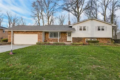 130 Robinwood Dr, New Middletown, OH 44442