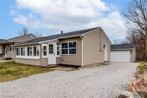 387 Harcourt Rd, Vermilion, OH 44089