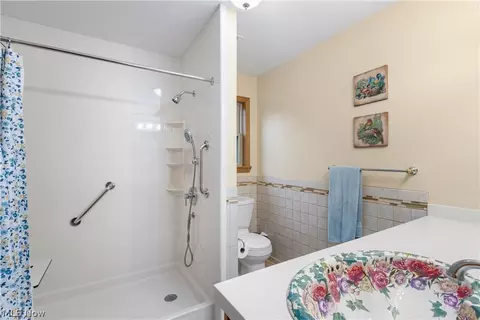 Bath - 10909 Ruby, Cambridge, OH 43725 photo 1 of 3