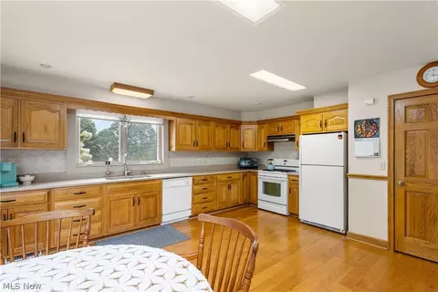 Kitchen - 10909 Ruby, Cambridge, OH 43725 photo 2 of 2