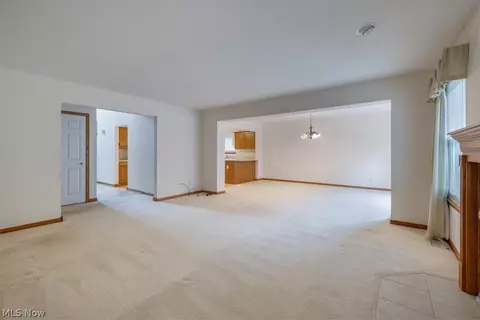 501 Falling Leaf Dr, Seven Hills, OH 44131 photo 4