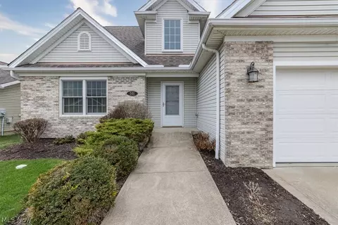 501 Falling Leaf Dr, Seven Hills, OH 44131 photo 2